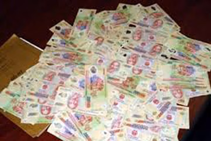 Đối tượng bị bắt khi vận chuyển gần 500 triệu đồng tiền giả