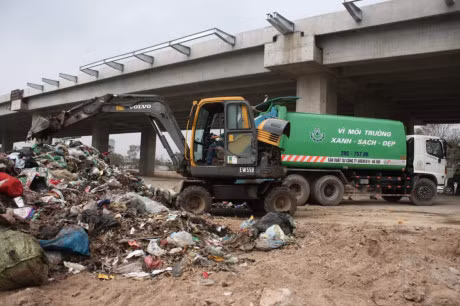 Bat qua tang don vi xu ly rac do trom hang chuc tan rac thai - Anh 2