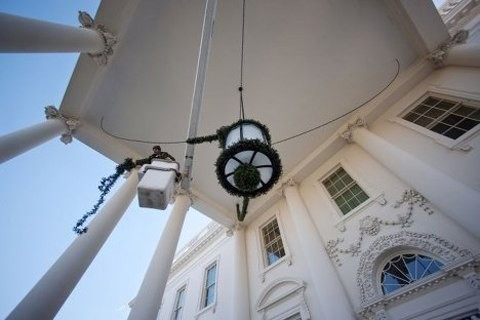 Người ta dùng tới hớn 500 lít sơn trắng để sơn toàn bộ ngôi nhà. Ảnh: The White House Những bí ẩn thú vị về Nhà Trắng