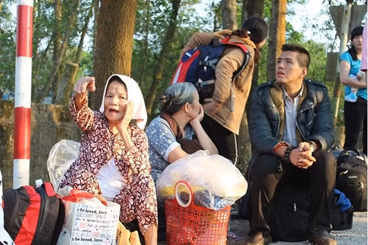 Vụ tai nạn lật tàu hỏa ở Huế khiến nhiều hành khách hoảng loạn tột độ. Ảnh: Dân Trí