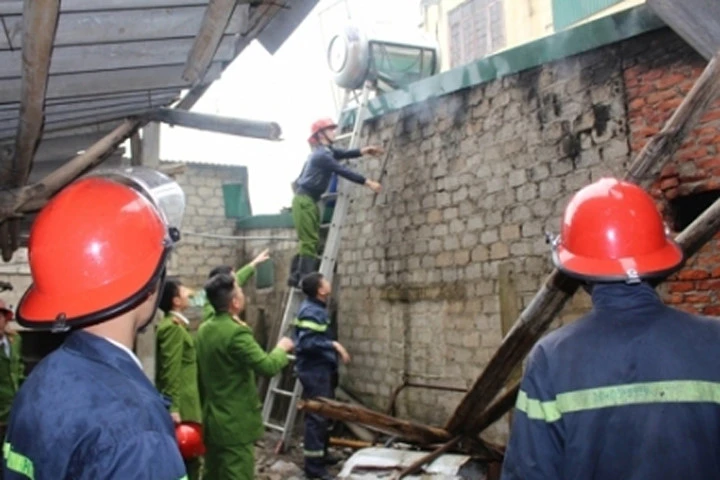 Cảnh sát Phòng cháy Chữa cháy tìm cách khống chế ngọn lửa