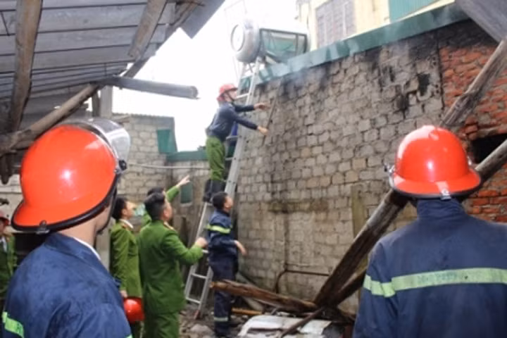 Cảnh sát Phòng cháy Chữa cháy tìm cách khống chế ngọn lửa