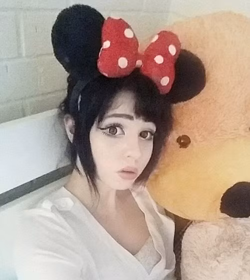 co gai xinh dep tu bien minh thanh nhan vat hoat hinh hinh anh 5