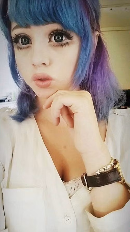 co gai xinh dep tu bien minh thanh nhan vat hoat hinh hinh anh 3