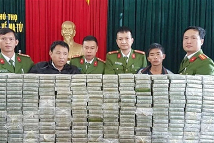 Tang vật 300 bánh heroin bị thu giữ.