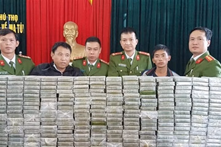 Tang vật 300 bánh heroin bị thu giữ.