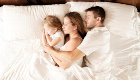 Vừa đắp chăn vừa bật điều hòa để đi ngủ có tốt không? - Ảnh 3 Vua dap chan vua bat dieu hoa de di ngu co tot khong? - Anh 3