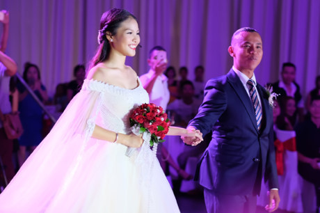 Những khoảnh khắc ngọt ngào trong đám cưới Chí Anh và vợ kém 20 tuổi - Ảnh 2 Nhung khoanh khac ngot ngao trong dam cuoi Chi Anh va vo kem 20 tuoi - Anh 2