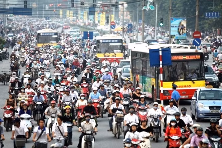 Hình ảnh xe máy tham gia giao thông tại Hà Nội.