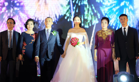 Những khoảnh khắc ngọt ngào trong đám cưới Chí Anh và vợ kém 20 tuổi - Ảnh 11 Nhung khoanh khac ngot ngao trong dam cuoi Chi Anh va vo kem 20 tuoi - Anh 11
