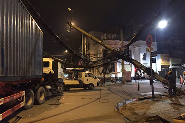 Container vướng đường dây cáp kéo đổ hai cột điện