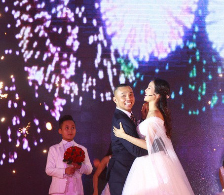 Những khoảnh khắc ngọt ngào trong đám cưới Chí Anh và vợ kém 20 tuổi - Ảnh 12 Nhung khoanh khac ngot ngao trong dam cuoi Chi Anh va vo kem 20 tuoi - Anh 12