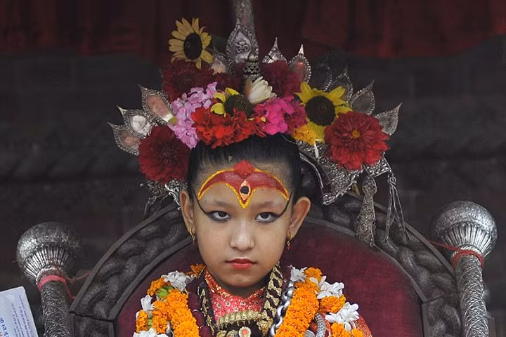 Yunika được chọn là Kumari từ nhỏ. Cha mẹ bé phải bỏ việc để chăm lo cho con. Ảnh: Getty Images