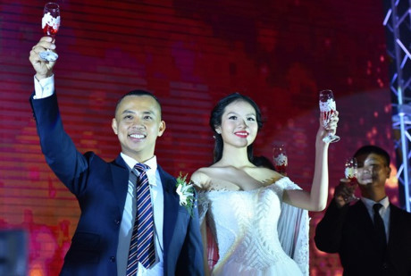Những khoảnh khắc ngọt ngào trong đám cưới Chí Anh và vợ kém 20 tuổi - Ảnh 10 Nhung khoanh khac ngot ngao trong dam cuoi Chi Anh va vo kem 20 tuoi - Anh 10