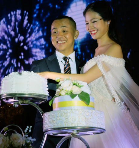 Những khoảnh khắc ngọt ngào trong đám cưới Chí Anh và vợ kém 20 tuổi - Ảnh 8 Nhung khoanh khac ngot ngao trong dam cuoi Chi Anh va vo kem 20 tuoi - Anh 8