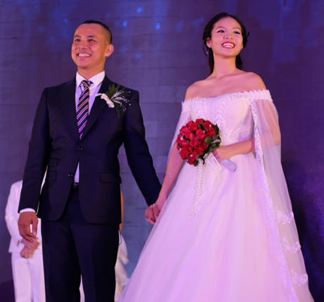 Những khoảnh khắc ngọt ngào trong đám cưới Chí Anh và vợ kém 20 tuổi - Ảnh 3 Nhung khoanh khac ngot ngao trong dam cuoi Chi Anh va vo kem 20 tuoi - Anh 3