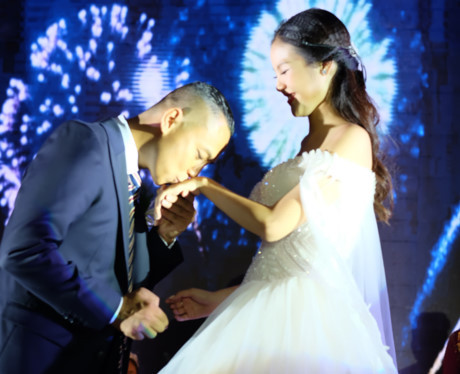 Những khoảnh khắc ngọt ngào trong đám cưới Chí Anh và vợ kém 20 tuổi - Ảnh 5 Nhung khoanh khac ngot ngao trong dam cuoi Chi Anh va vo kem 20 tuoi - Anh 5