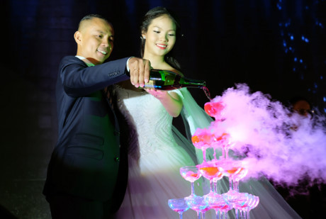 Những khoảnh khắc ngọt ngào trong đám cưới Chí Anh và vợ kém 20 tuổi - Ảnh 9 Nhung khoanh khac ngot ngao trong dam cuoi Chi Anh va vo kem 20 tuoi - Anh 9