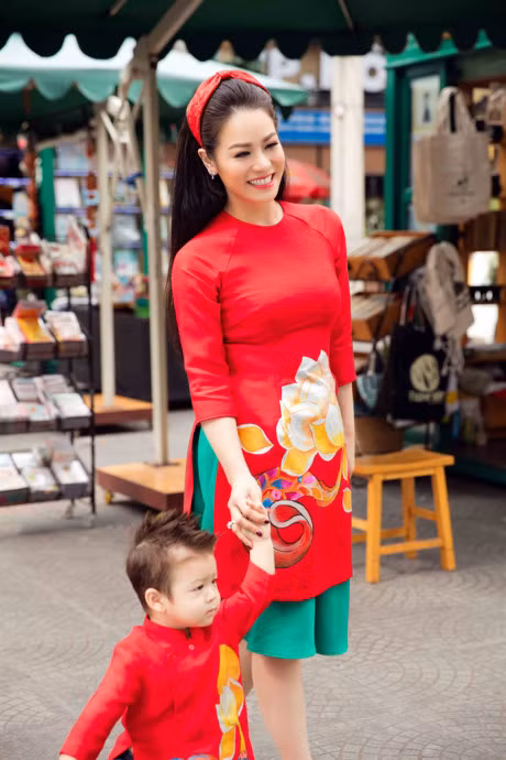 Nhat Kim Anh dua con trai di di don Xuan som - Anh 1