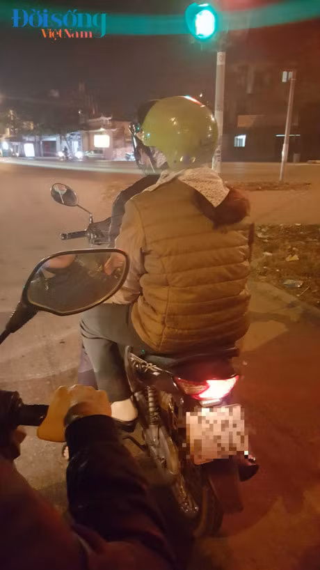 Theo chan nguoi dan ba khong chong di luom xac hai nhi trong thung rac - Anh 1