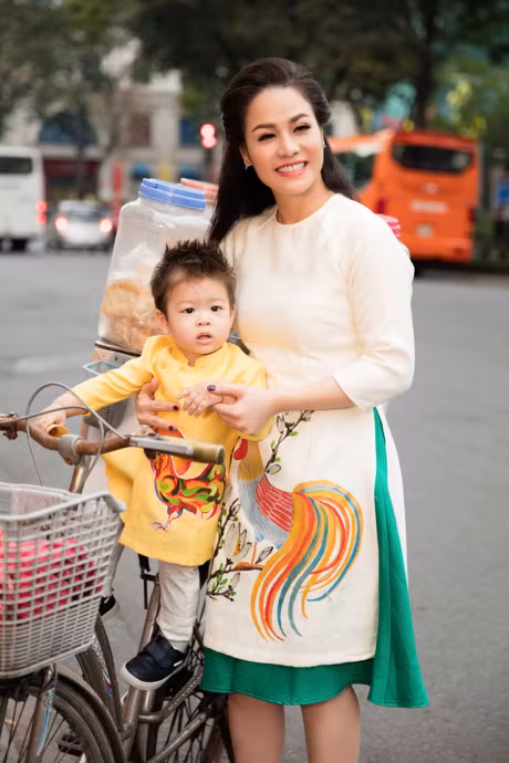 Nhat Kim Anh dua con trai di di don Xuan som - Anh 6