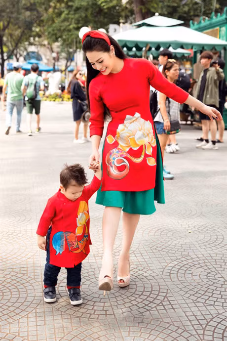 Nhat Kim Anh dua con trai di di don Xuan som - Anh 3