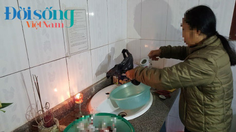 Theo chân người đàn bà không chồng đi lượm xác hài nhi trong thùng rác - Ảnh 3 Theo chan nguoi dan ba khong chong di luom xac hai nhi trong thung rac - Anh 3