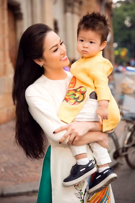 Nhat Kim Anh dua con trai di di don Xuan som - Anh 8