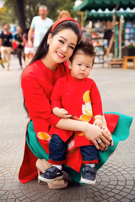 Nhat Kim Anh dua con trai di di don Xuan som - Anh 2