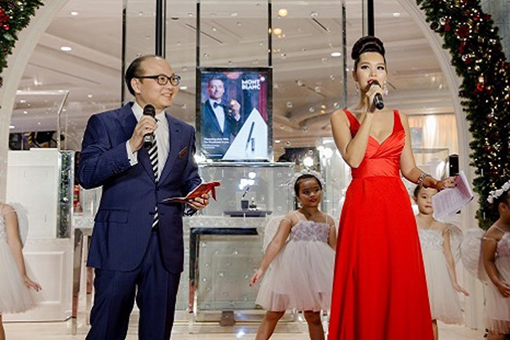 Siêu mẫu Hà Anh tất bật chạy show trước lễ Giáng Sinh