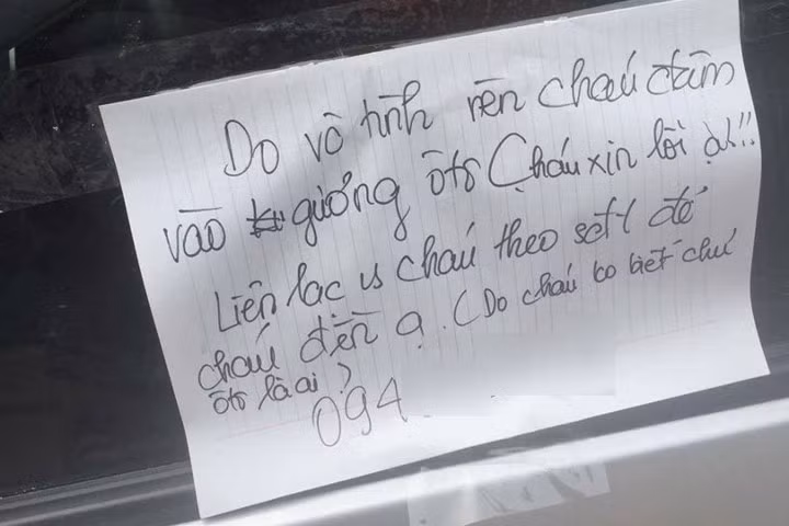 Học sinh lớp 11 đâm vỡ gương Mazda3 để lại lời nhắn cho chủ xe gây sốt mạng xã hội
