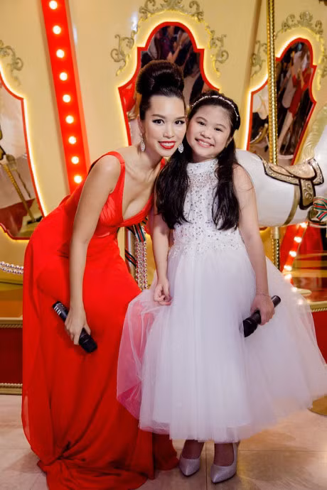 Sieu mau Ha Anh tat bat chay show truoc le Giang Sinh - Anh 4