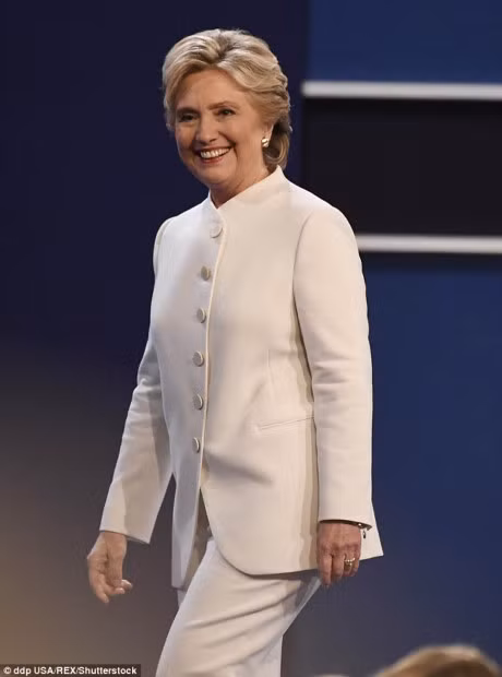 Dan My do xo mua bo vest trang cua Hillary Clinton - Anh 2