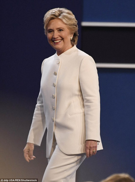 Dân Mỹ đổ xô mua bộ vest trắng của Hillary Clinton - Ảnh 2 Dan My do xo mua bo vest trang cua Hillary Clinton - Anh 2