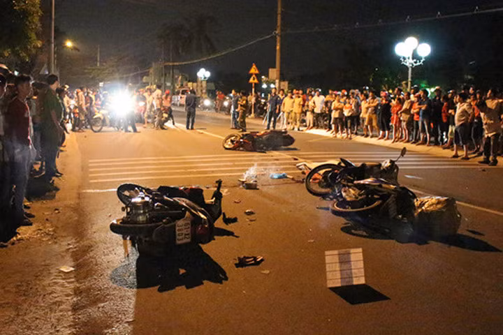 Ba mẹ thất thần bên thi thể con trai bị tai nạn giao thông