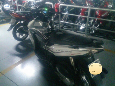 Khách hàng tố nhân viên giữ xe sân bay Tân Sơn Nhất phá xe trục lợi - Ảnh 1 Khach hang to nhan vien giu xe san bay Tan Son Nhat pha xe truc loi - Anh 1