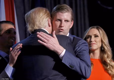 Chum anh: Donald Trump cung gia dinh xuat hien lan dau tien voi tu cach Tong Thong My - Anh 5