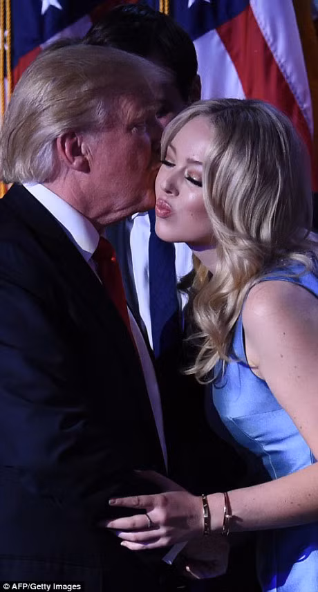 Chum anh: Donald Trump cung gia dinh xuat hien lan dau tien voi tu cach Tong Thong My - Anh 9