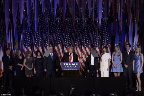 Chum anh: Donald Trump cung gia dinh xuat hien lan dau tien voi tu cach Tong Thong My - Anh 1