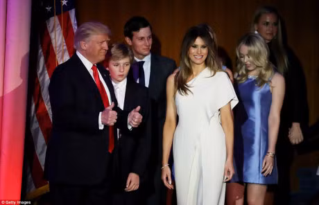 Chum anh: Donald Trump cung gia dinh xuat hien lan dau tien voi tu cach Tong Thong My - Anh 8