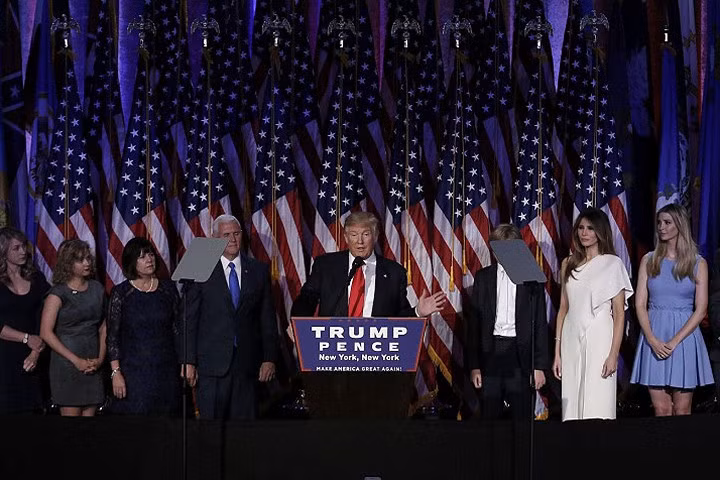 Donald Trump cùng gia đình xuất hiện lần đầu tiên với cương vị Tổng thống Mỹ