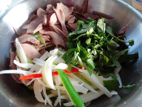 Cách làm gỏi lưỡi heo và ngó sen thơm ngon, đơn giản nhất tại nhà - Ảnh 2 Cach lam goi luoi heo va ngo sen thom ngon, don gian nhat tai nha - Anh 2