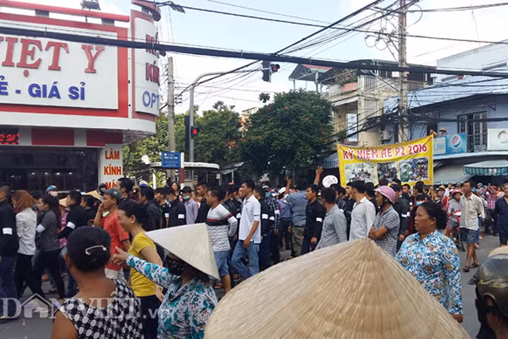 Đám tang của nạn nhân có hàng chục thanh niên mặc áo đen để tang