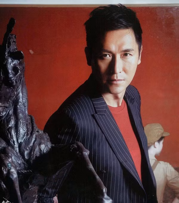 Xuất thân là cảnh sát, sau đó chuyển sang làm người mẫu, rồi cuối cùng mới dừng lại trên phim trường, Mã Đức Chung đã mất một thời gian dài để đi đường vòng. Mặc dù hiện nay được đánh giá là ngôi sao của màn ảnh nhỏ Hong Kong, song vì sở hữu ánh nhìn như xuyên thấu tâm can người khác nên ngày xưa anh luôn bị giao vai phản diện. Sau khi được TVB lăng xê, Mã Đức Chung đã biết cách tiết chế đôi mắt để phù hợp với nhân vật mình thể hiện. Xuất thân là cảnh sát, sau đó chuyển sang làm người mẫu, rồi cuối cùng mới dừng lại trên phim trường, Mã Đức Chung đã mất một thời gian dài để đi đường vòng. Mặc dù hiện nay được đánh giá là ngôi sao của màn ảnh nhỏ Hong Kong, song vì sở hữu ánh nhìn như xuyên thấu tâm can người khác nên ngày xưa anh luôn bị giao vai phản diện. Sau khi được TVB lăng xê, Mã Đức Chung đã biết cách tiết chế đôi mắt để phù hợp với nhân vật mình thể hiện.