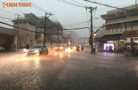 TP.HCM: Mưa trái mùa kỷ lục khiến người dân TP.HCM: Mua trai mua ky luc khien nguoi dan