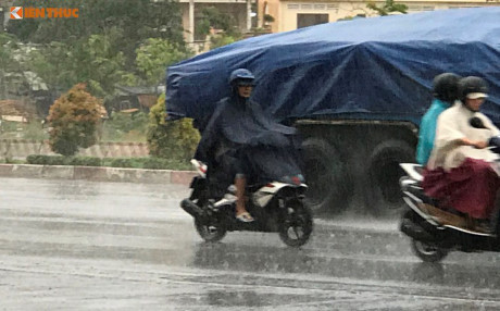 TP.HCM: Mưa trái mùa kỷ lục khiến người dân TP.HCM: Mua trai mua ky luc khien nguoi dan