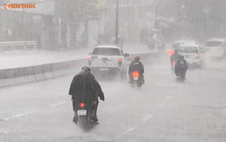 TP.HCM: Mua trai mua ky luc khien nguoi dan 