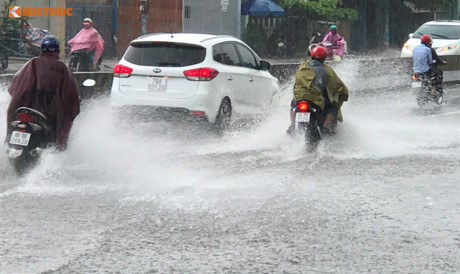 TP.HCM: Mưa trái mùa kỷ lục khiến người dân TP.HCM: Mua trai mua ky luc khien nguoi dan