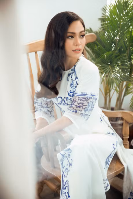 Ngam Quan quan NextTop Model Mau Thuy diu dang, nen na trong ta ao dai - Anh 6