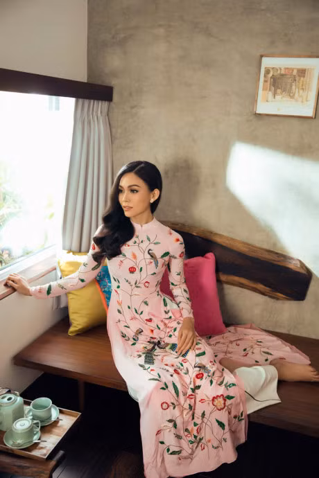 Ngam Quan quan NextTop Model Mau Thuy diu dang, nen na trong ta ao dai - Anh 3